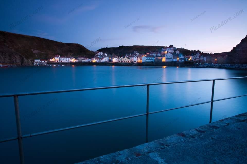 Staithes Harbour at Dusk. (05419e-ny) Large Version